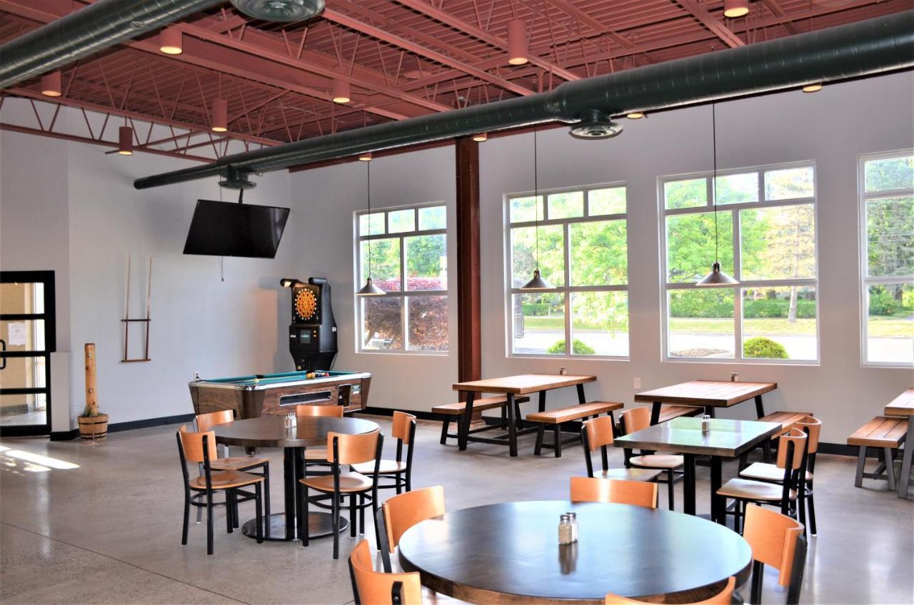 Burrstone Inn, Ascend Hotel Collection New Hartford Экстерьер фото